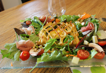 Avec une salade de jeunes pousses...